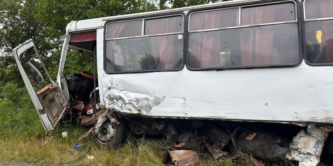 На Вінниччині легковик зіткнувся з пасажирським автобусом
