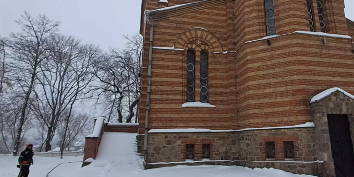 На Вінниччині ліквідували пожежу в 126-річній церкві