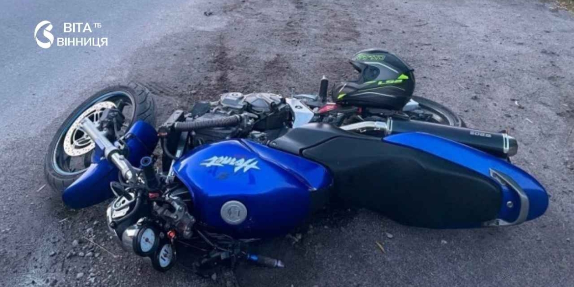 На Вінниччині мотоцикліст врізався у припарковане авто двоє постраждалих