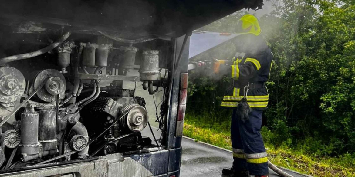 На Вінниччині на трасі загорівся моторний відсік приватного автобуса