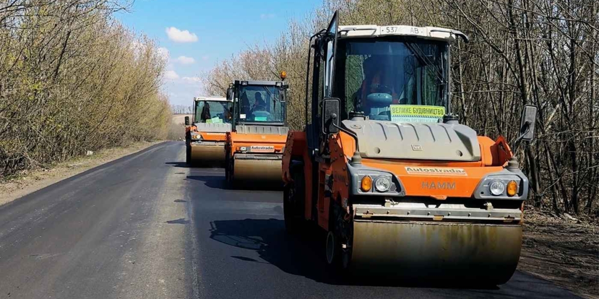 На Вінниччині оновили десятки тисяч квадратів стратегічної траси куди дорожня техніка рушила далі