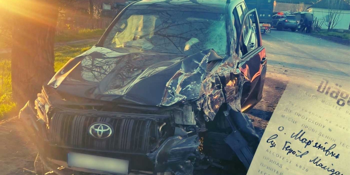 На Вінниччині п'яний водій позашляховика протаранив бус, у якому було десять людей