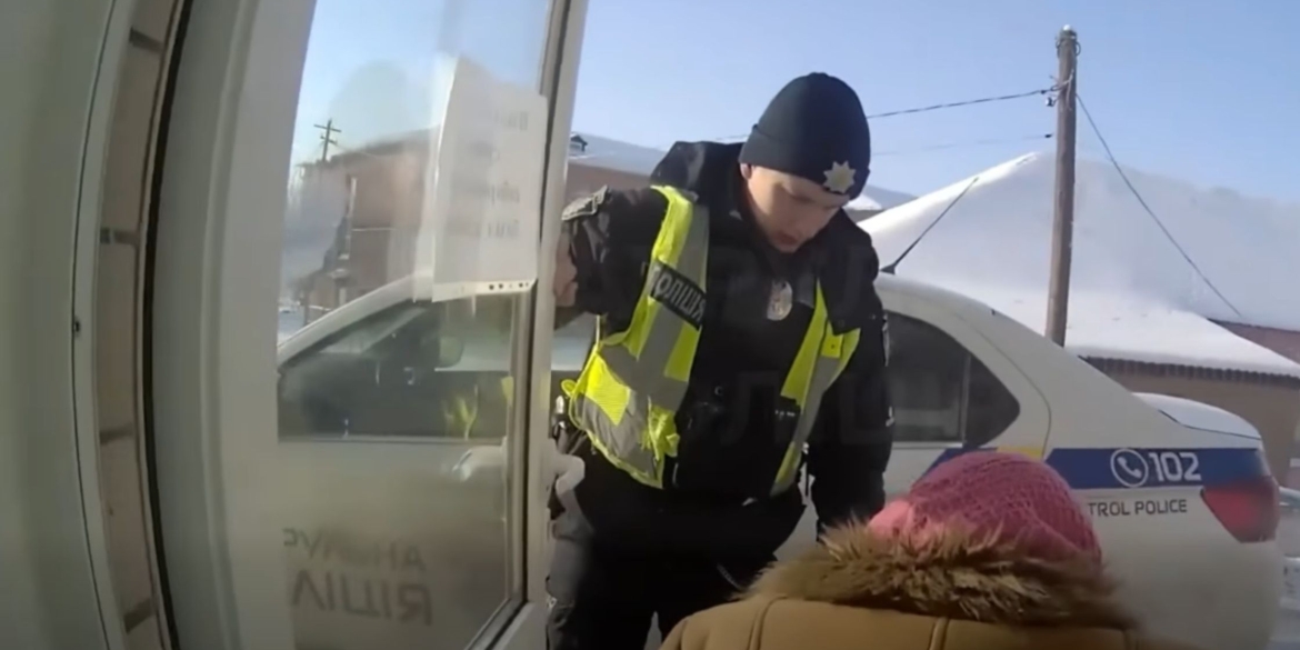 На Вінниччині патрульні доправили до лікарні пенсіонерку, яка впала серед дороги