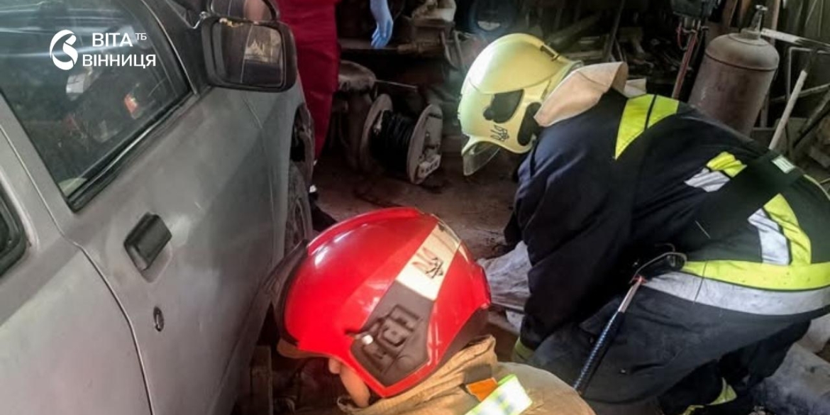 На Вінниччині пенсіонер загинув, затиснутий під власним авто під час ремонту