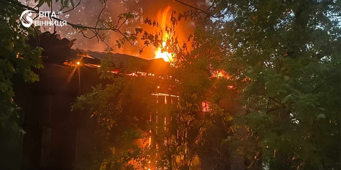 На Вінниччині під час грози блискавка спопелила дах господарчої споруди