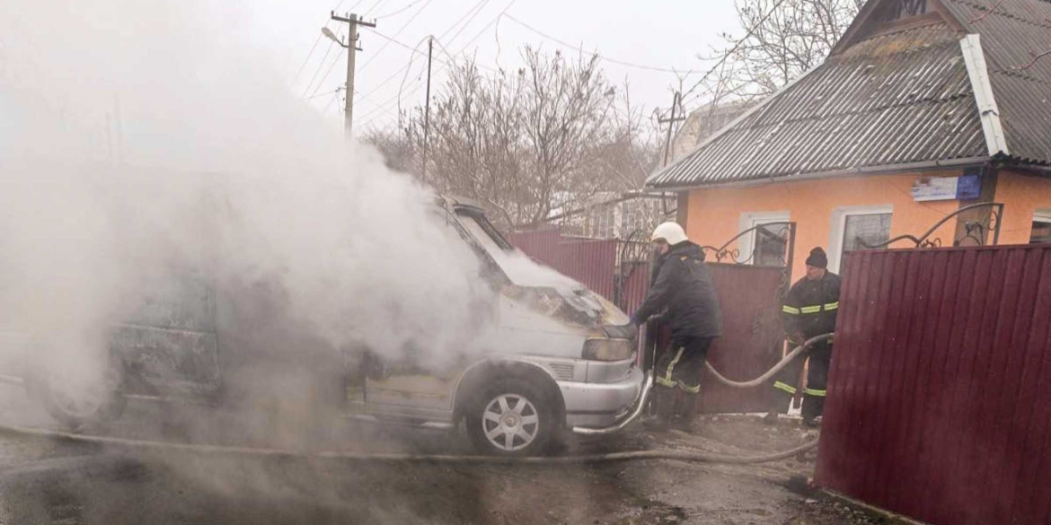 На Вінниччині під час пожежі автомобіля постраждав власник – хотів загасити вогонь самотужки