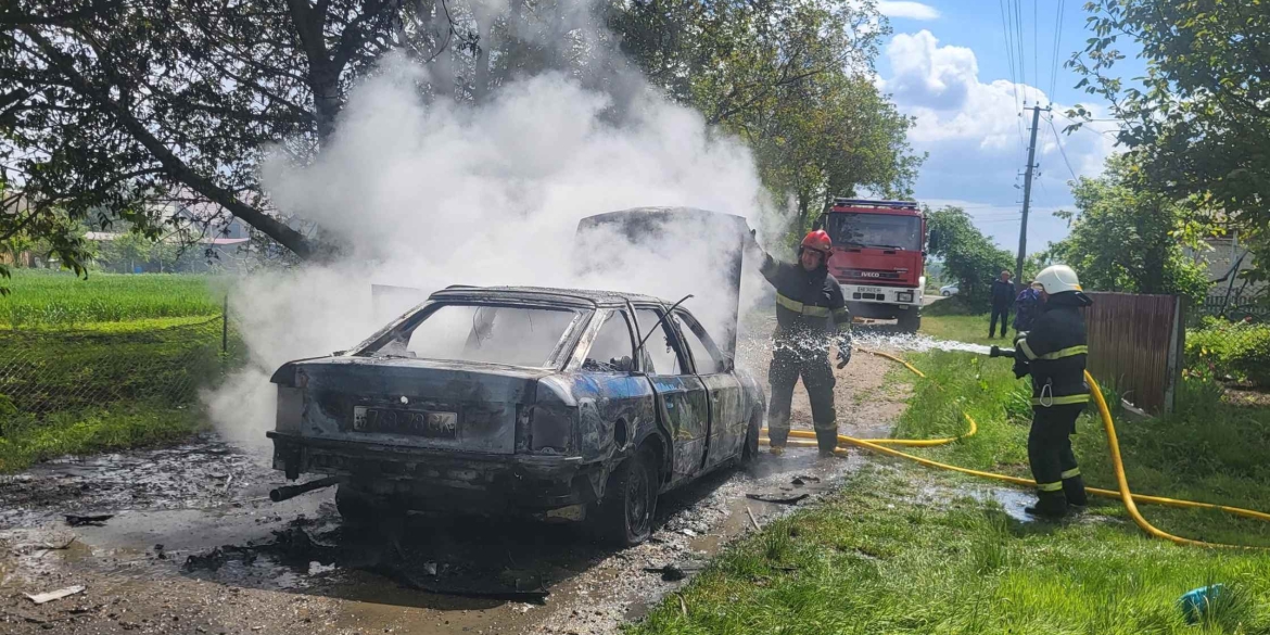 На Вінниччині під час руху загорівся і вщент вигорів легковик