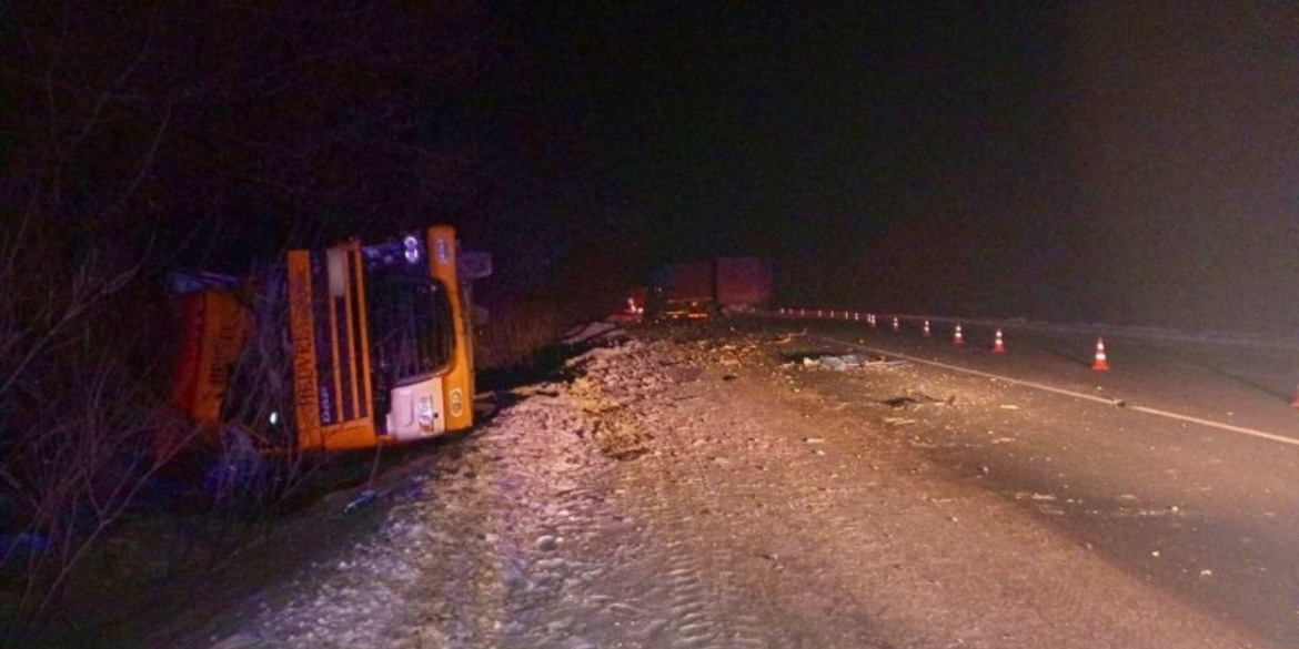 На Вінниччині під час смертельного ДТП одна вантажівка знесла іншу з траси