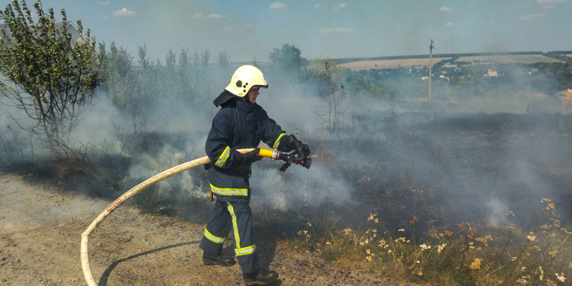 На Вінниччині під час займання сухої трави опіки отримала пенсіонерка