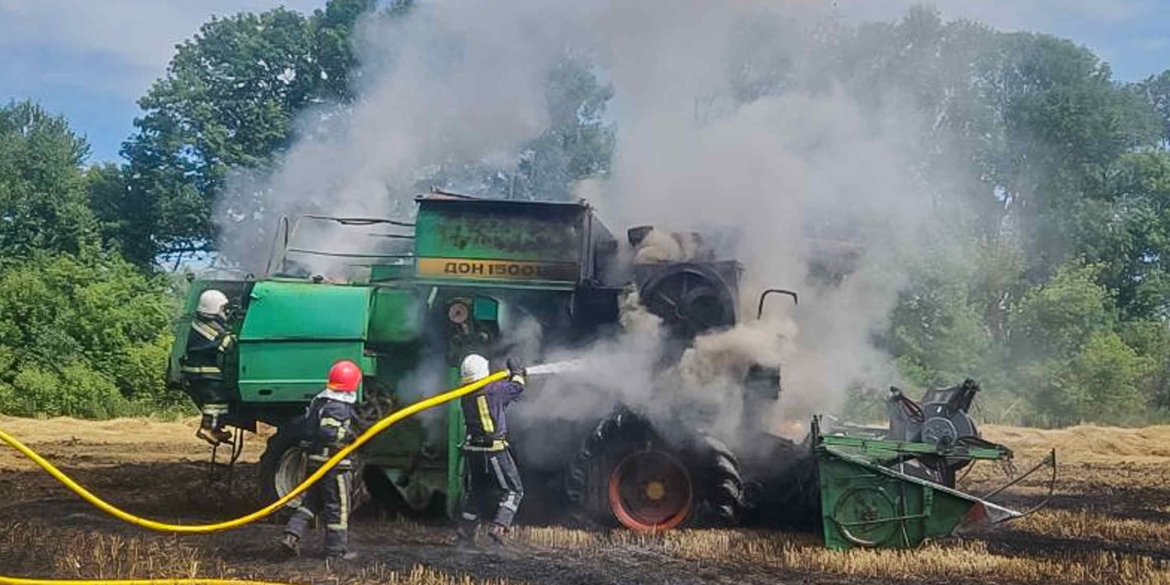 На Вінниччині під час збирання врожаю загорівся комбайн