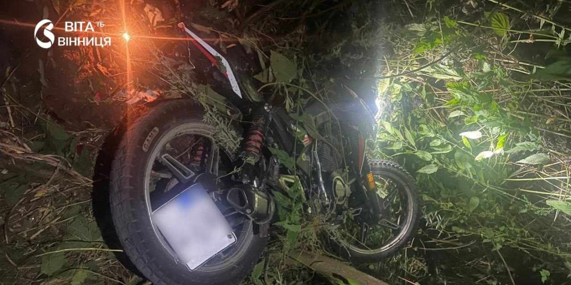 На Вінниччині підліток на мотоциклі з'їхав у кювет і перекинувся його пасажир — у лікарні