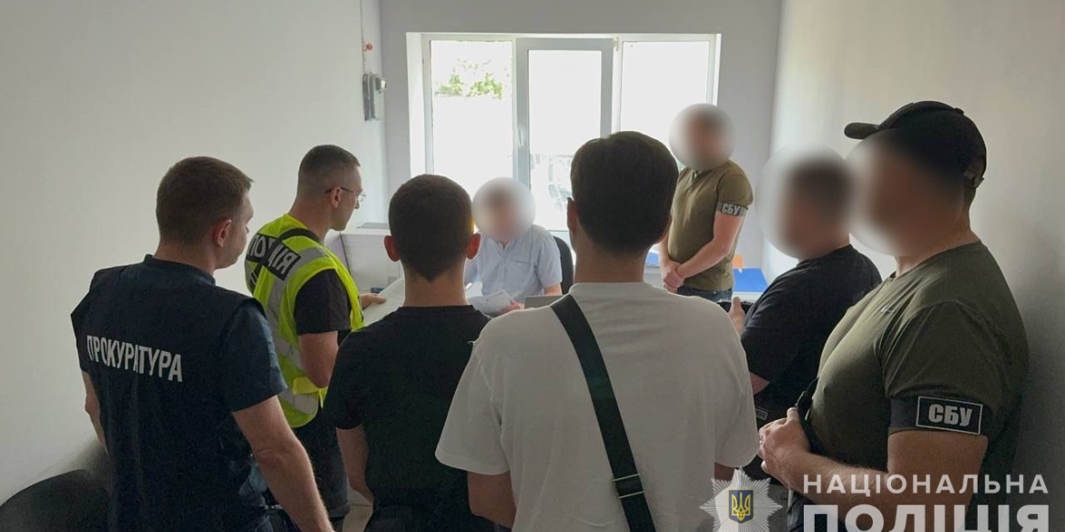 На Вінниччині поліцейські затримали на хабарі керівника одного із ЦНАПів