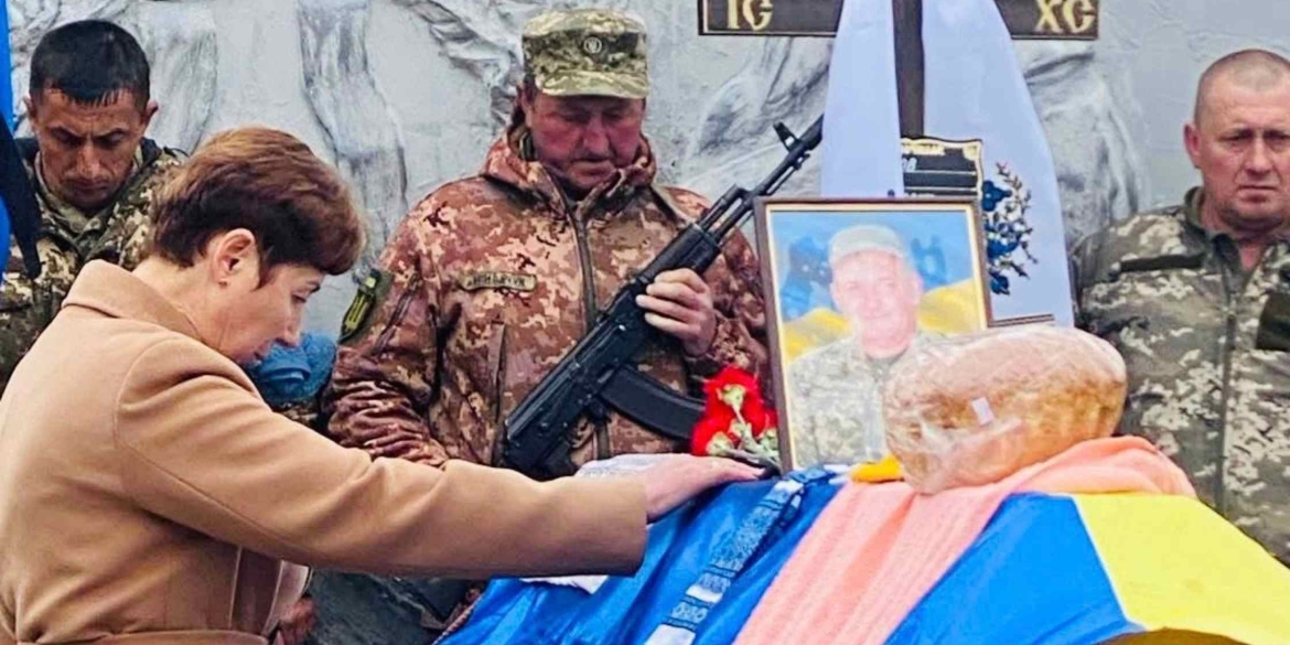 На Вінниччині прощались з колишнім воїном-миротворцем, який загинув на Донеччині