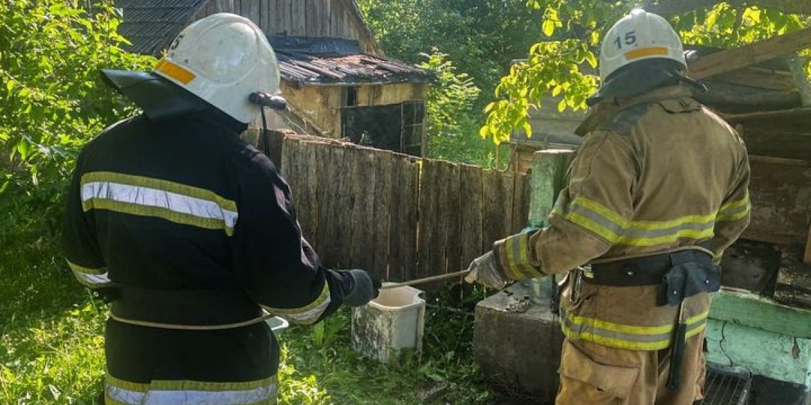 На Вінниччині рятувальники дістали з криниці мертву жінку та ледь живого чоловіка
