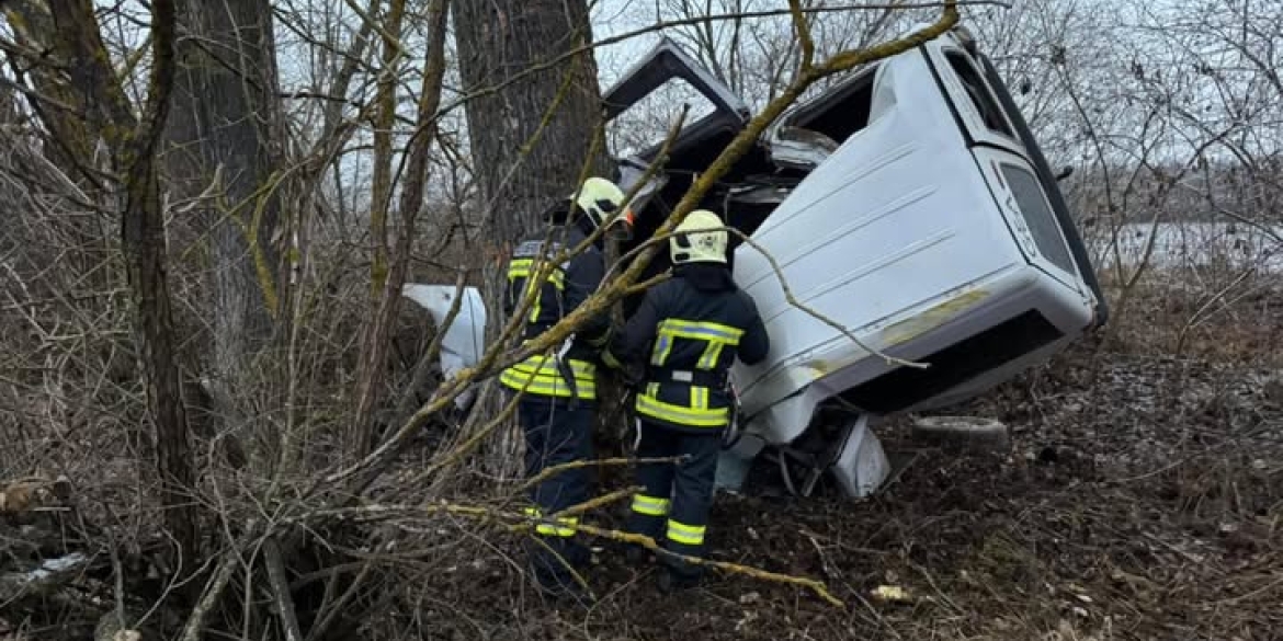 На Вінниччині рятувальники діставали водія з понівеченого у ДТП «Сітроена»