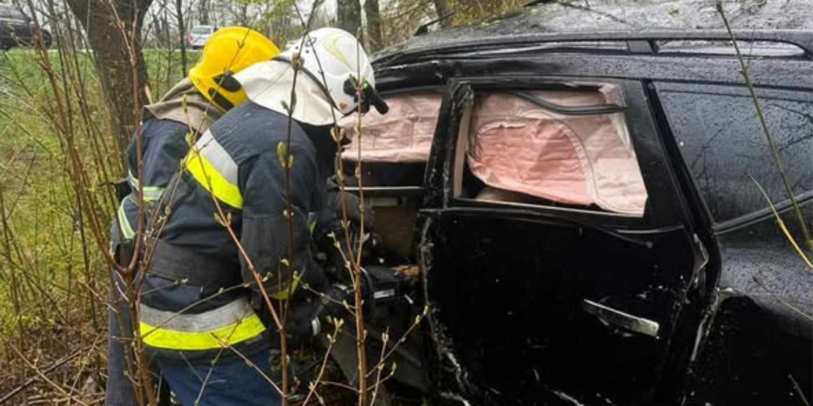 На Вінниччині рятувальники вирізали водія з понівеченої іномарки деталі ДТП біля Тарасівки