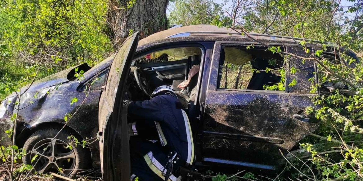На Вінниччині рятували водія, якого затисло в салоні після серйозної ДТП