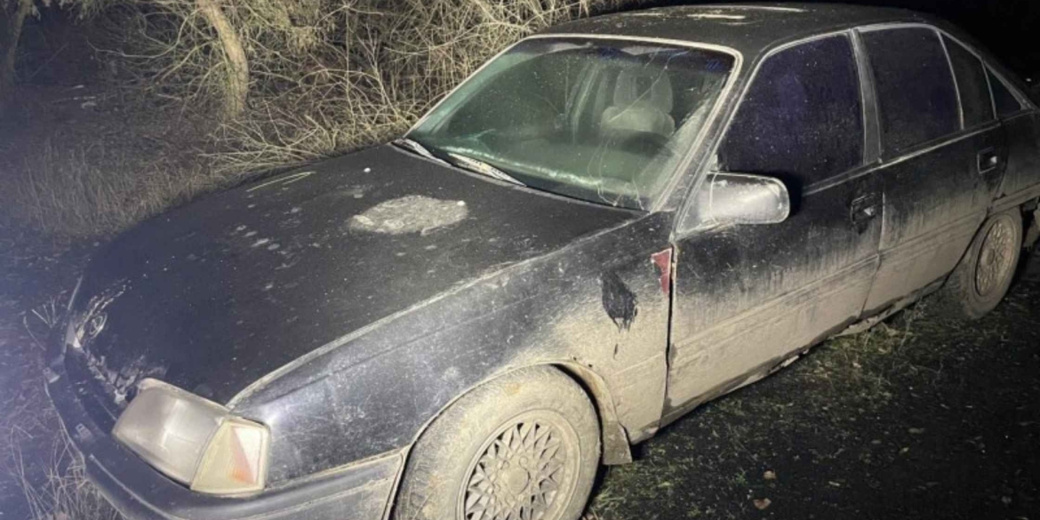 На Вінниччині спритник завантажив чуже авто на евакуатор і заховав на пустирі