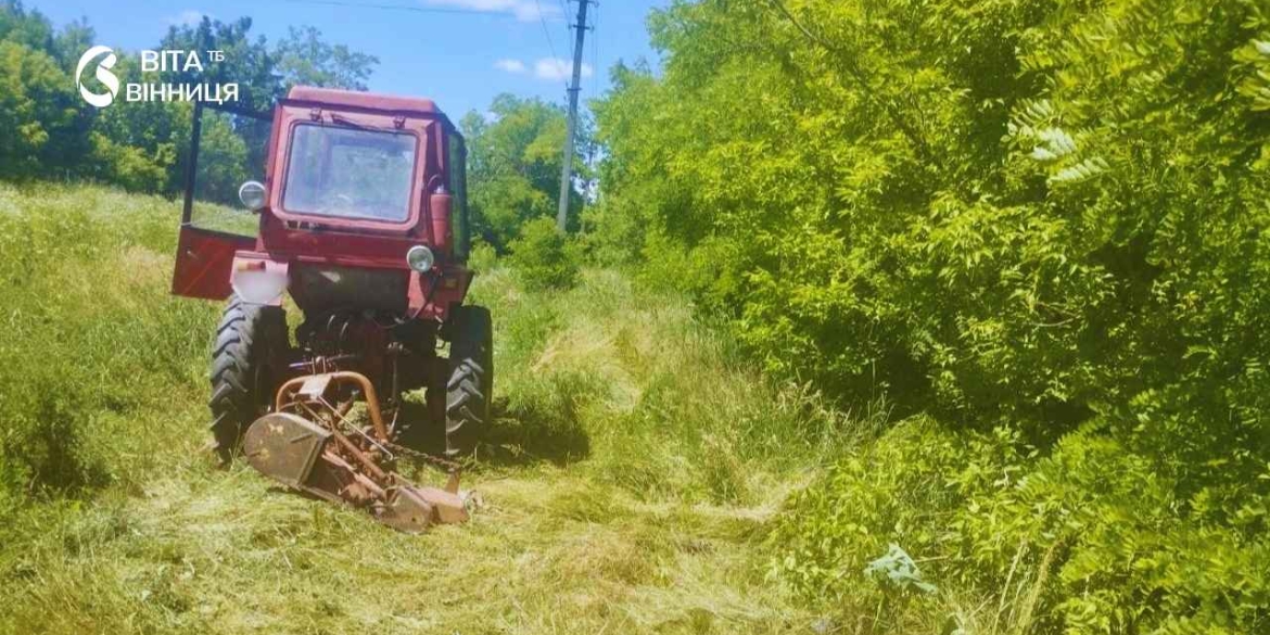 На Вінниччині тракторист травмував людину косаркою під час покосу трави
