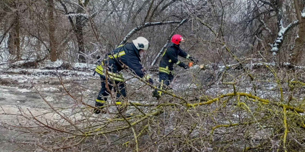 На Вінниччині у снігових заметах застрягли п'ять авто “швидкої допомоги”
