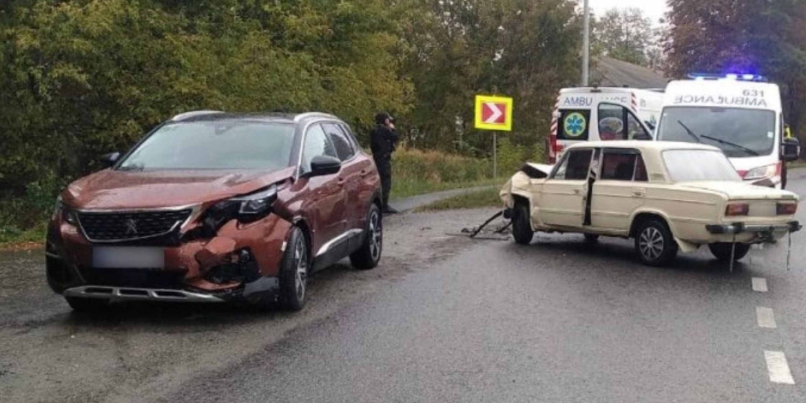 На Вінниччині в аварії постраждав водій авто і його 12-річний пасажир