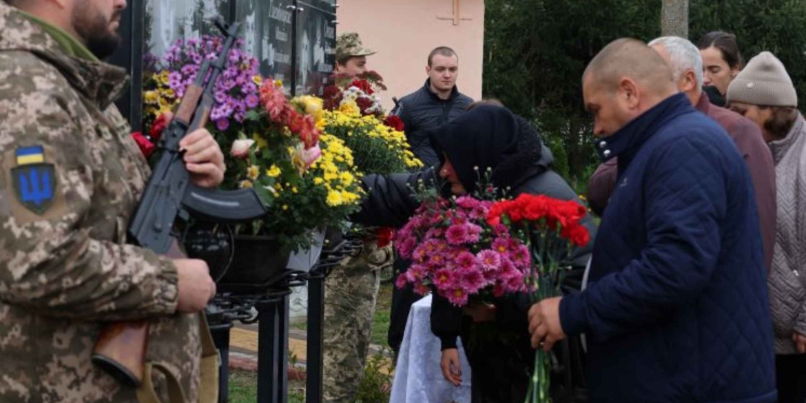 На Вінниччині відкрили меморіальну дошку загиблому Захиснику Віктору Петлінському