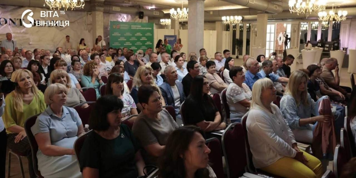 На Вінниччині відзначили найкращих педагогів на серпневій конференції