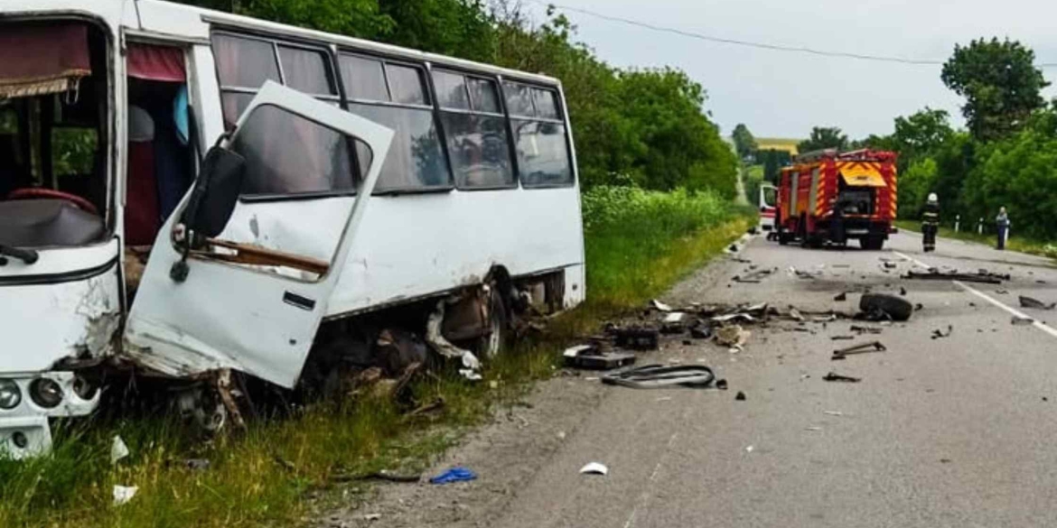 На Вінниччині внаслідок ДТП в салоні легковика затисло людину