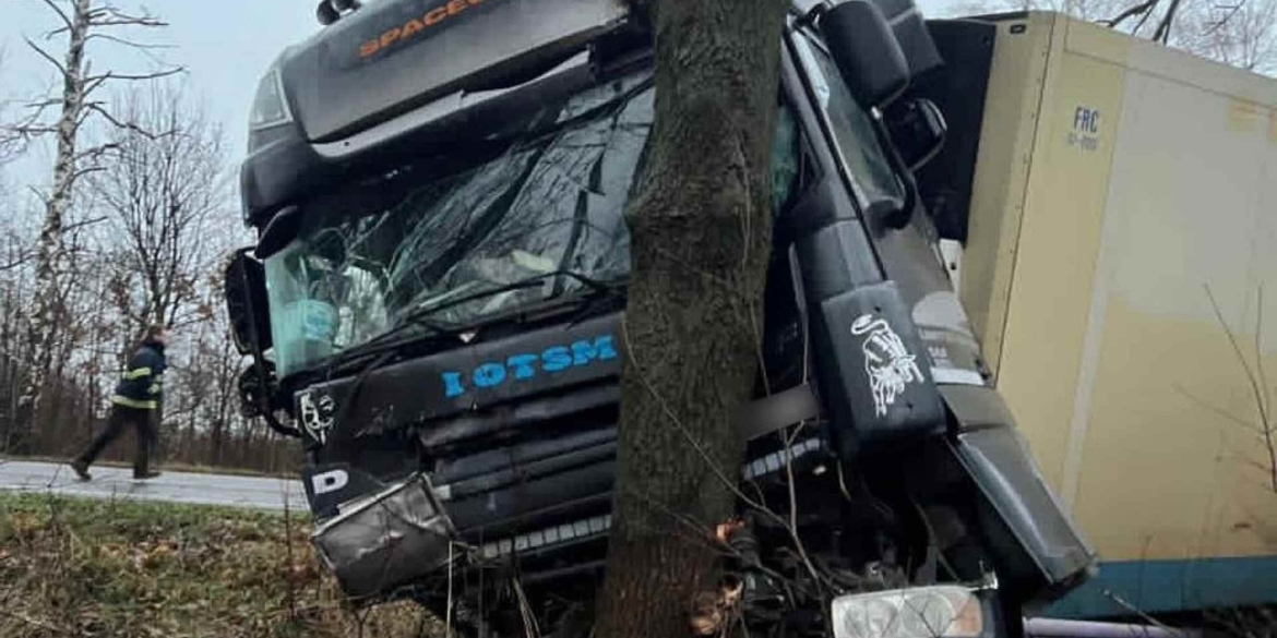 На Вінниччині водій легкового авто розбився на смерть протаранивши вантажівку з причепом