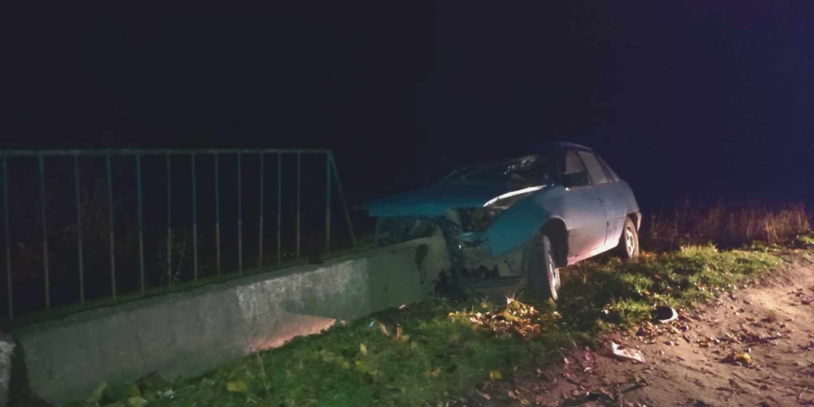 На Вінниччині водій легкового авто зіткнувся з мостовим бордюром