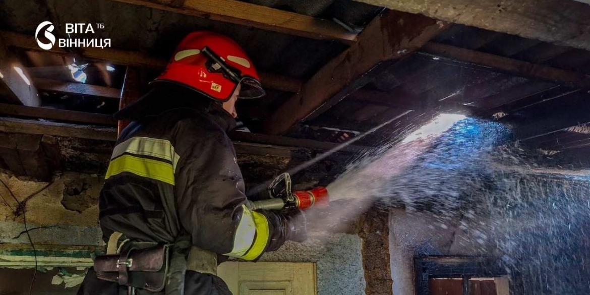 На Вінниччині вогонь від сухої трави перекинувся на будинок і авто