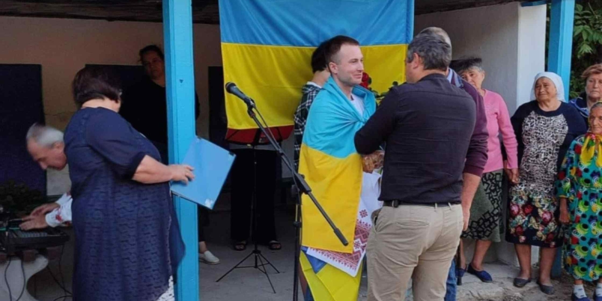 На Вінниччині земляки з квітами зустріли 25-річного захисника, який повернувся з полону