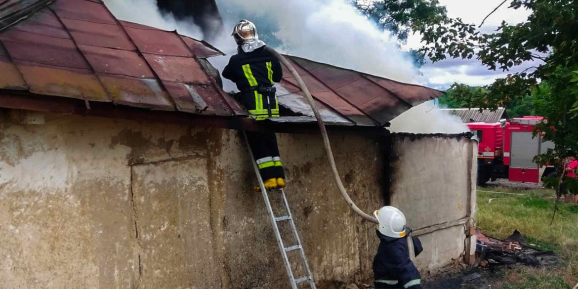 На Вінниччині згорів будинок, легковик і сміттєзвалище