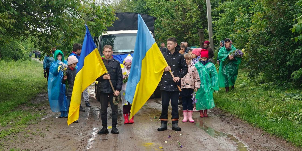 На Вінниччині “живим коридором” прощались з загиблим Героєм