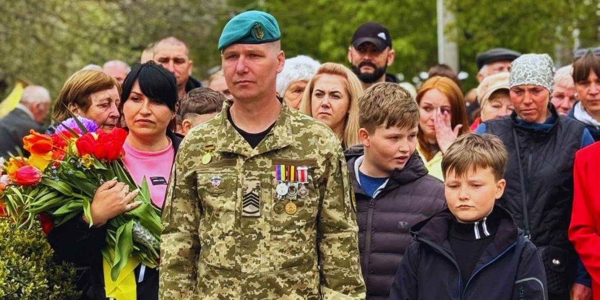 На Вінниччині зі сльозами та обіймами зустріли захисника, який повернувся з 4-річного полону