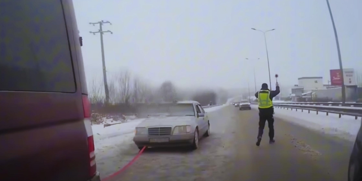 На вінницькій трасі патрульні допомогли водію, у якого зламалось авто