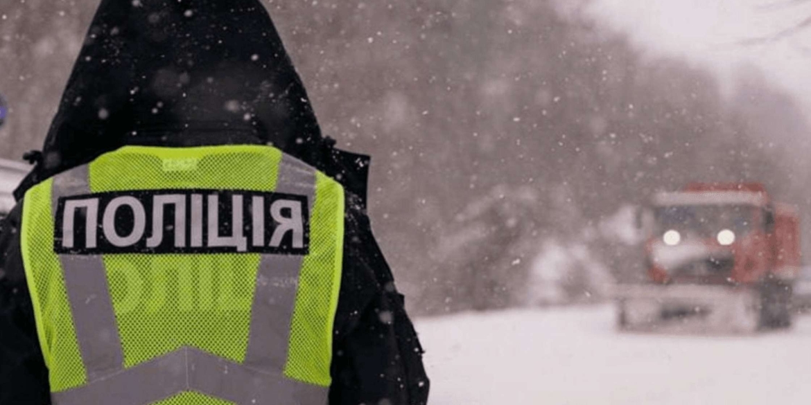 На вінницькій трасі поліцейський допоміг водійці, у якої зламалось авто
