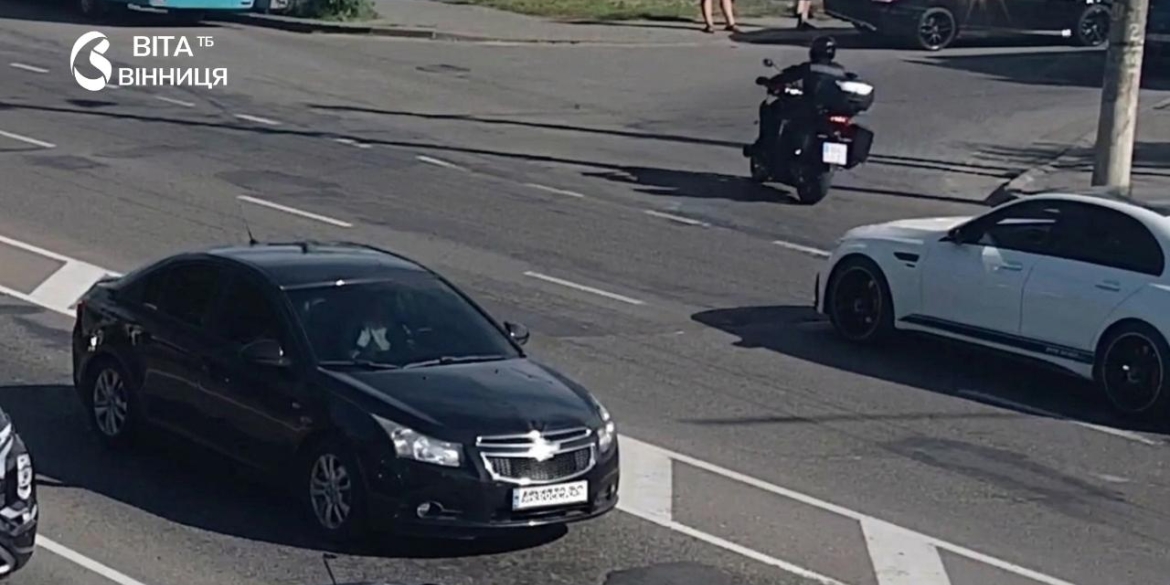На вулиці Гетьмана Мазепи у Вінниці п'яний водій в'їхав у огорожу