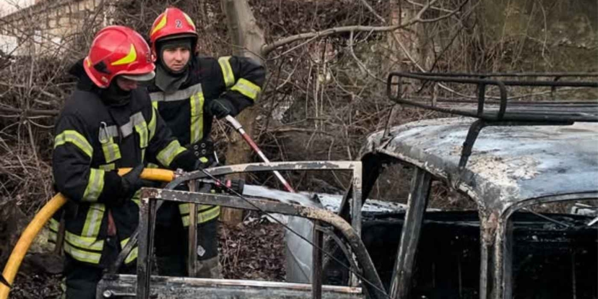 На вулиці Нарбута у Вінниці вщент вигорів легковий автомобіль