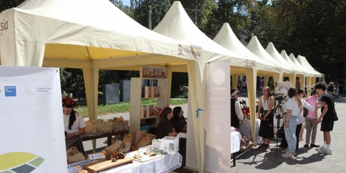 На ярмарку крафтових виробів у Вінниці презентували дві нові поштові марки