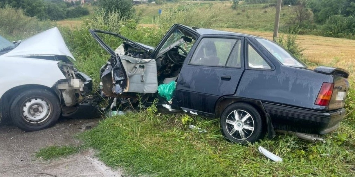 На Жмеринщині Peugeot вискочив на зустрічку та влетів у Opel - є постраждалі