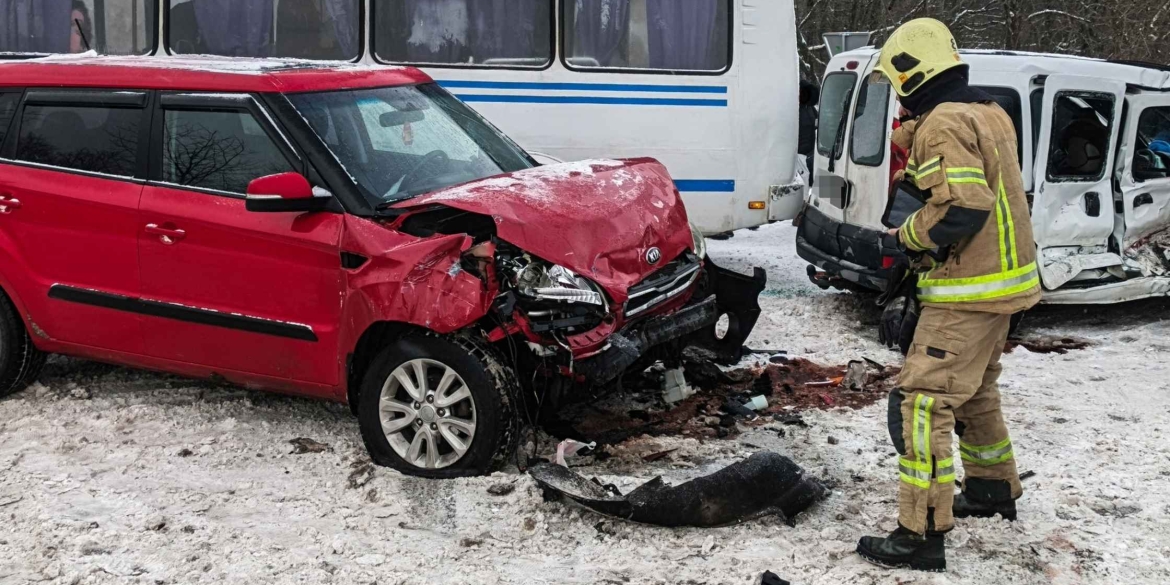 На Жмеринській трасі сталась потрійна ДТП: зіткнулись два легковики та автобус