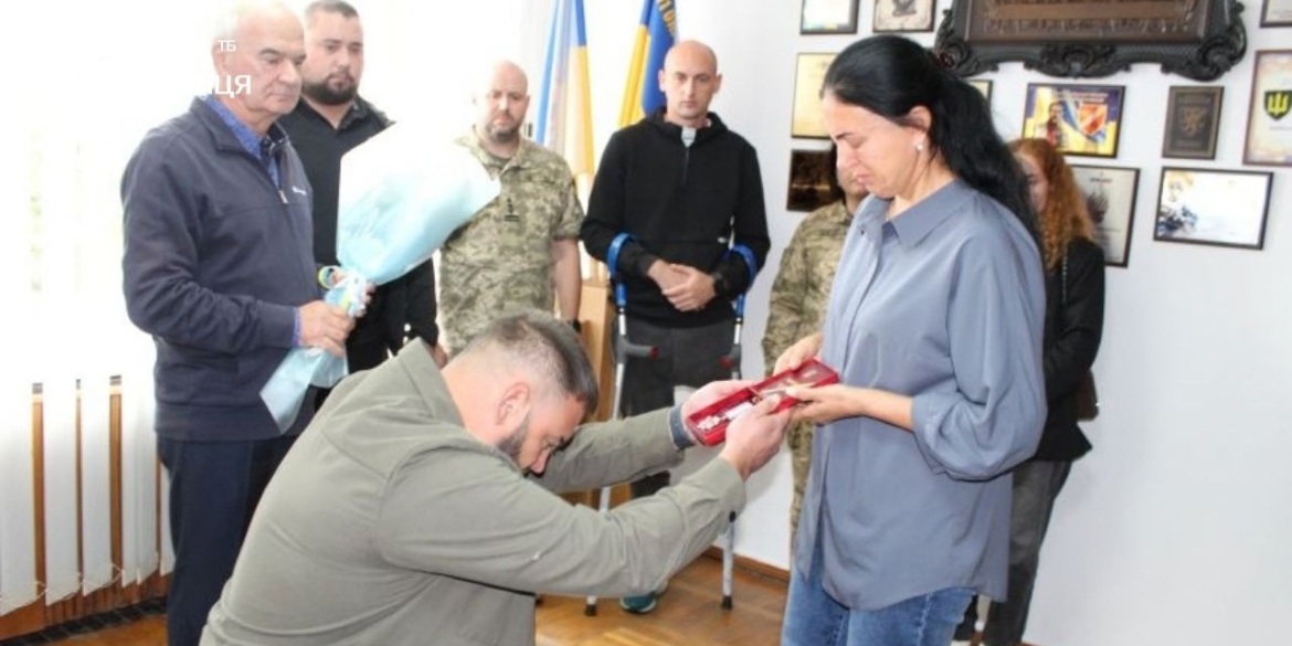 Нагороди полеглих Героїв — у руках рідних у Калинівці відзначили захисників та їхні родини