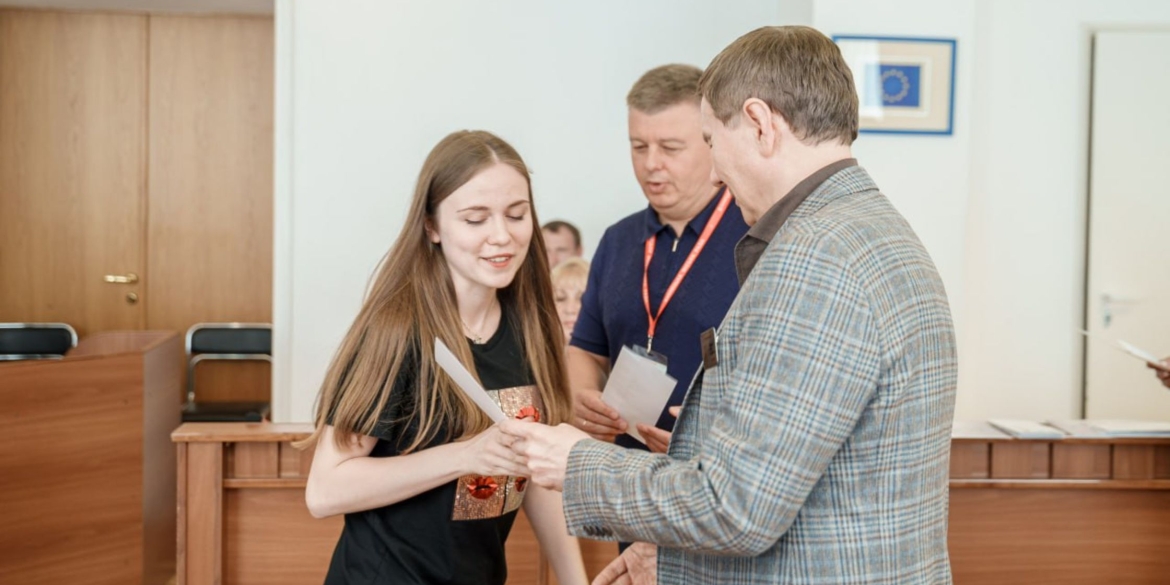 Напередодні Дня молоді у Вінниці відзначили учнів, студентів, ветеранів і волонтерів