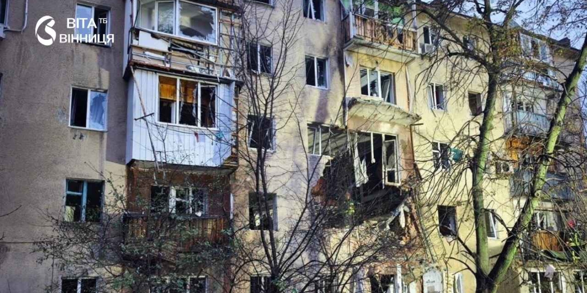 наслідки нічної атаки біля пошкодженого житлового будинку у Вінниці