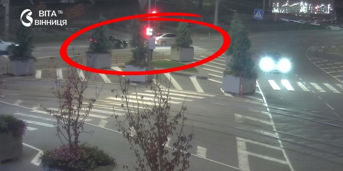 На площі Калічанській у Вінниці зіткнулися два авто: ДТП зафіксували камери спостереження