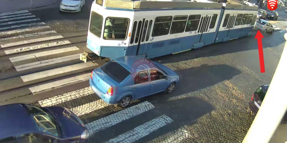 Не роз’їхались в годину-пік: у Вінниці через зіткнення легковика з трамваєм утворився великий затор