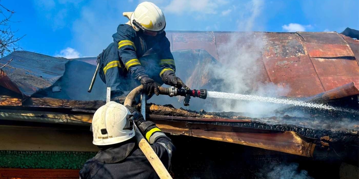 Недопалок знищив покрівлю та двадцять тюків соломи на Вінниччині