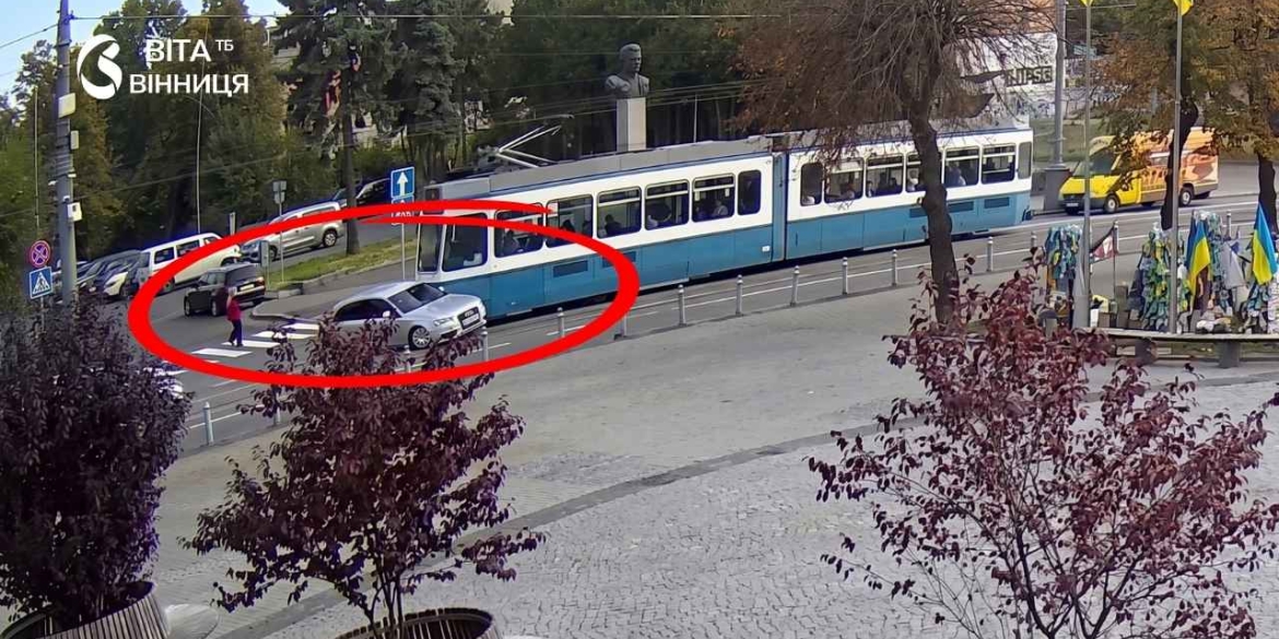 Невдалий розворот на Соборній у центрі Вінниці авто зіткнулося з трамваєм