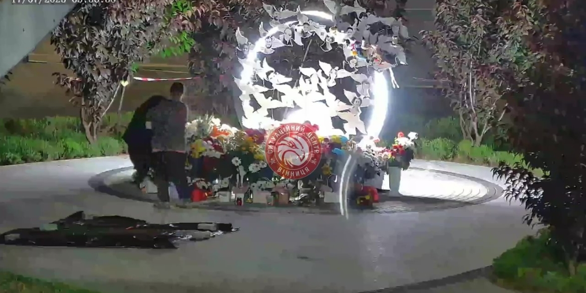 Невідома вкрала квіти з Вінницького скверу пам'яті загиблих від ракетного удару